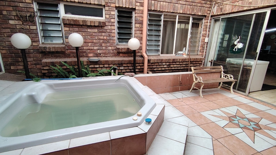 5 Bedroom Property for Sale in Zwartkop Gauteng