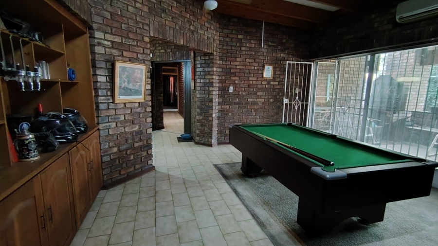 5 Bedroom Property for Sale in Zwartkop Gauteng
