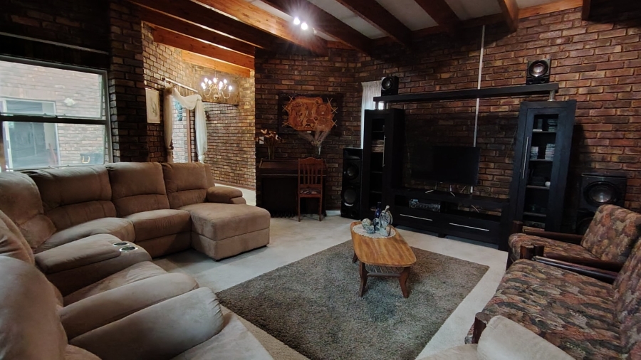 5 Bedroom Property for Sale in Zwartkop Gauteng