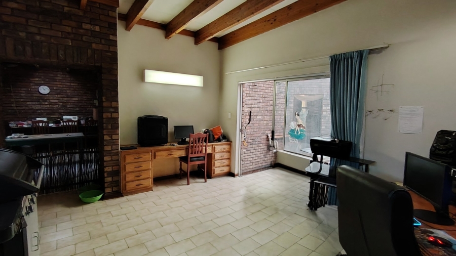 5 Bedroom Property for Sale in Zwartkop Gauteng