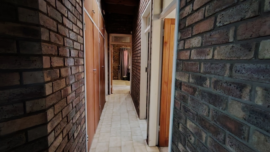 5 Bedroom Property for Sale in Zwartkop Gauteng