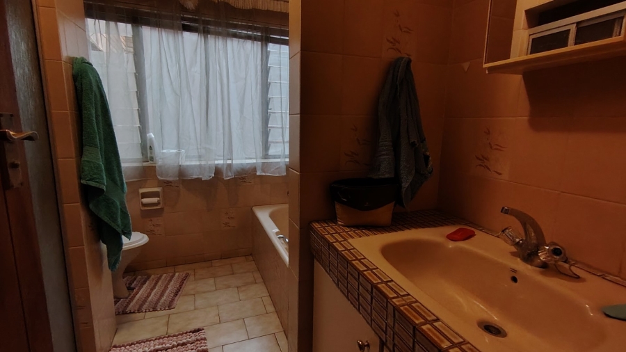 5 Bedroom Property for Sale in Zwartkop Gauteng