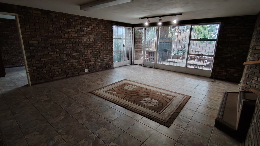 5 Bedroom Property for Sale in Zwartkop Gauteng