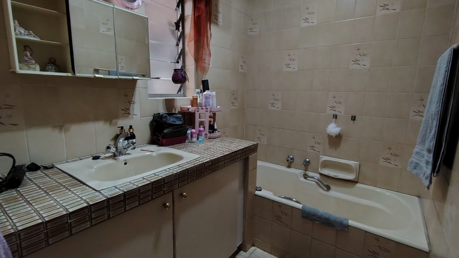 5 Bedroom Property for Sale in Zwartkop Gauteng