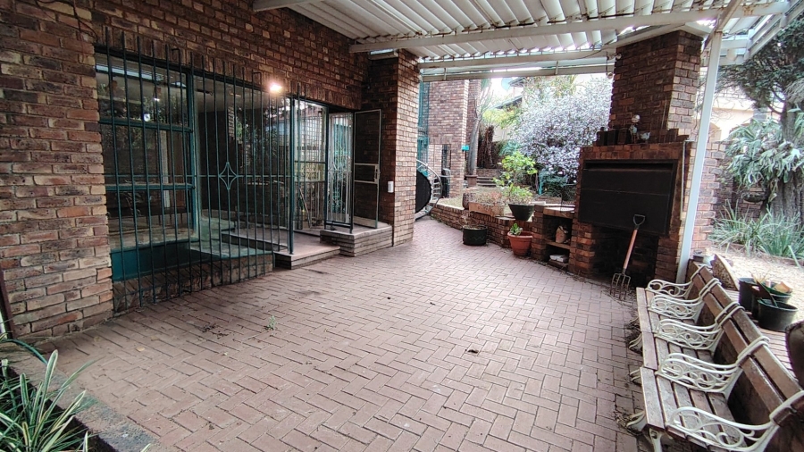 5 Bedroom Property for Sale in Zwartkop Gauteng
