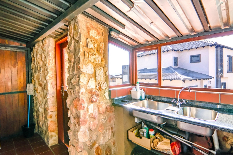5 Bedroom Property for Sale in Thatchfield Close Gauteng