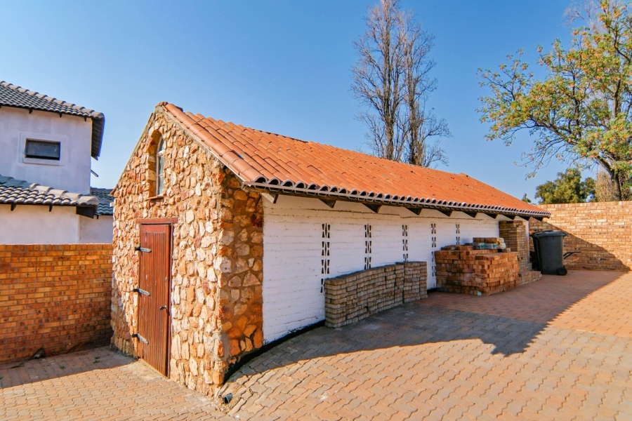 5 Bedroom Property for Sale in Thatchfield Close Gauteng