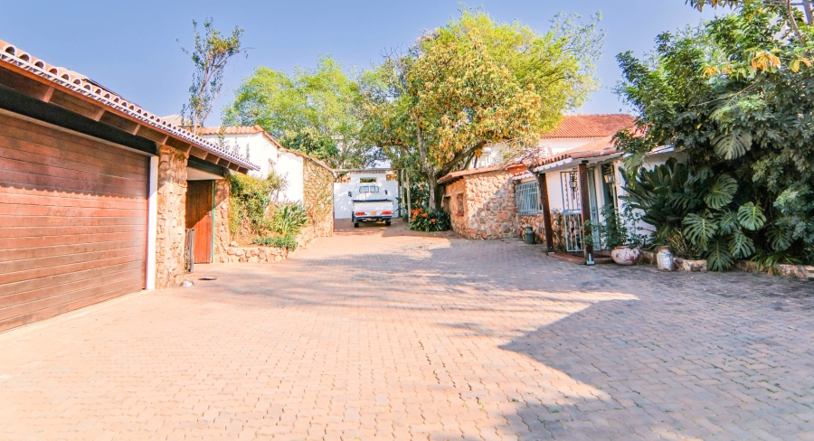 5 Bedroom Property for Sale in Thatchfield Close Gauteng