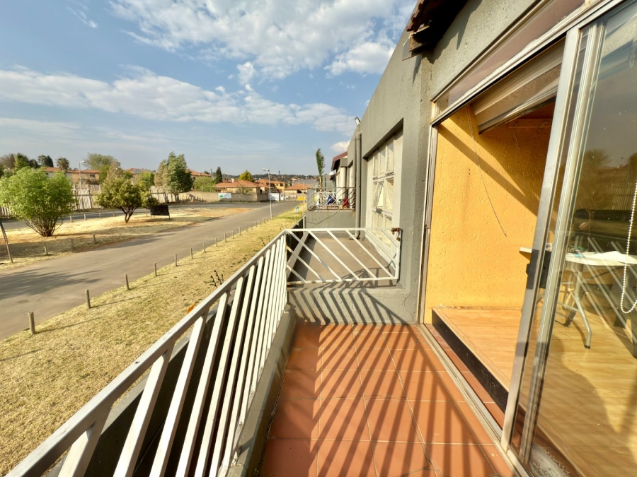 2 Bedroom Property for Sale in Mulbarton Gauteng