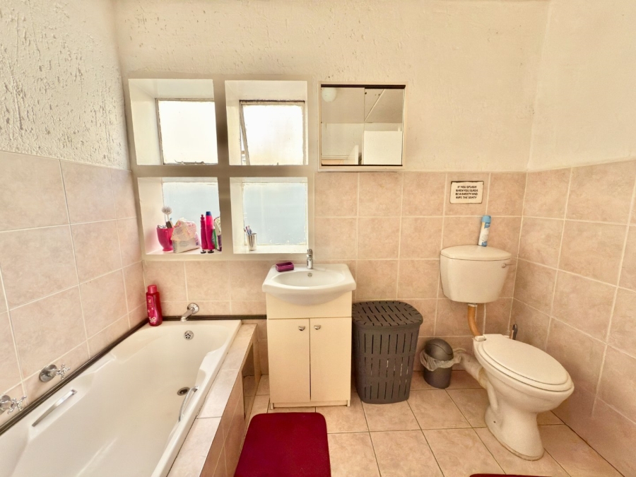 2 Bedroom Property for Sale in Mulbarton Gauteng