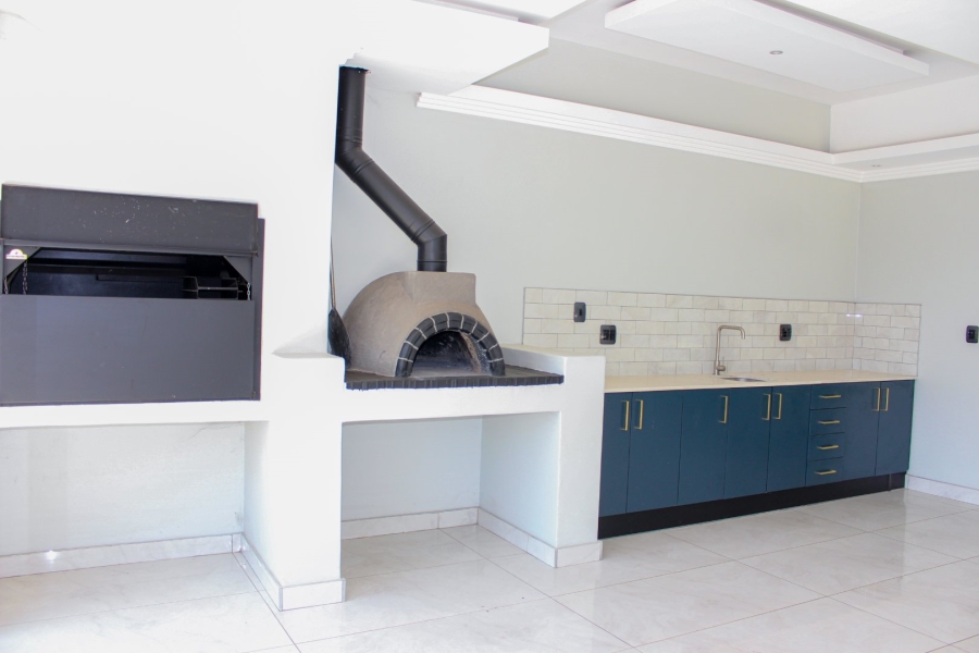 7 Bedroom Property for Sale in Midstream Ridge Gauteng