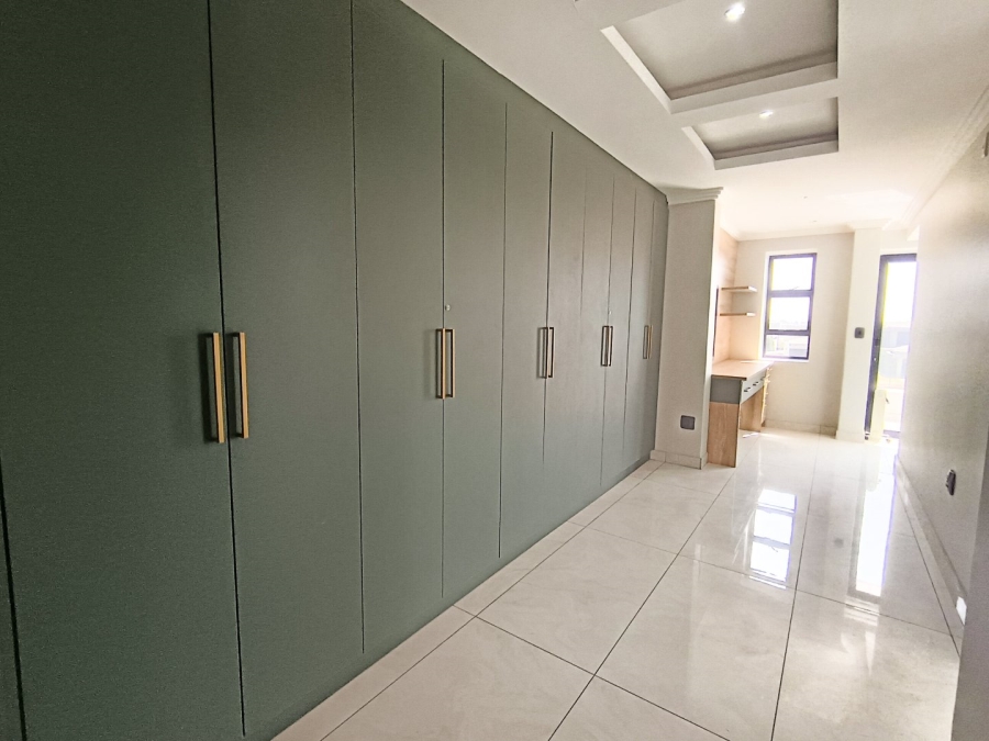 7 Bedroom Property for Sale in Midstream Ridge Gauteng