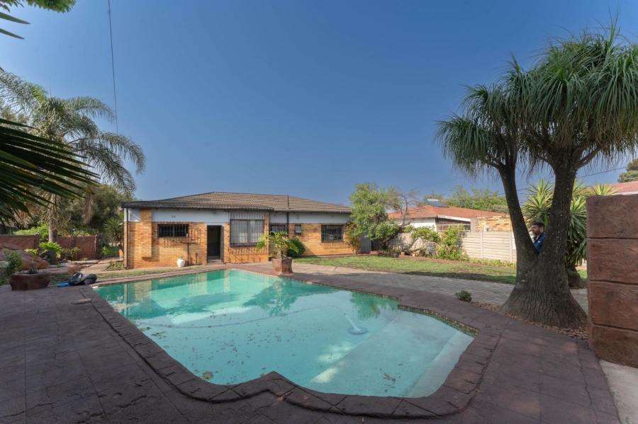 To Let 4 Bedroom Property for Rent in Florida Gauteng
