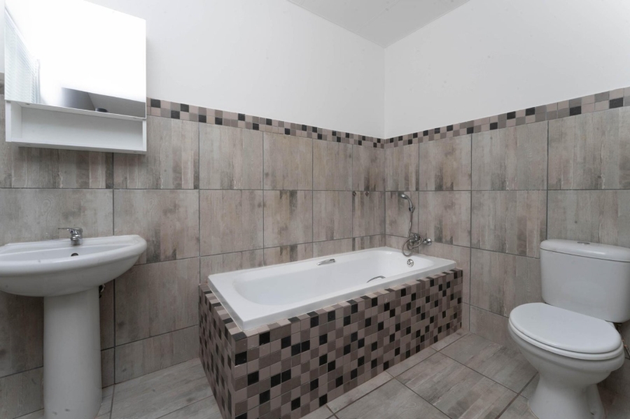 To Let 4 Bedroom Property for Rent in Florida Gauteng