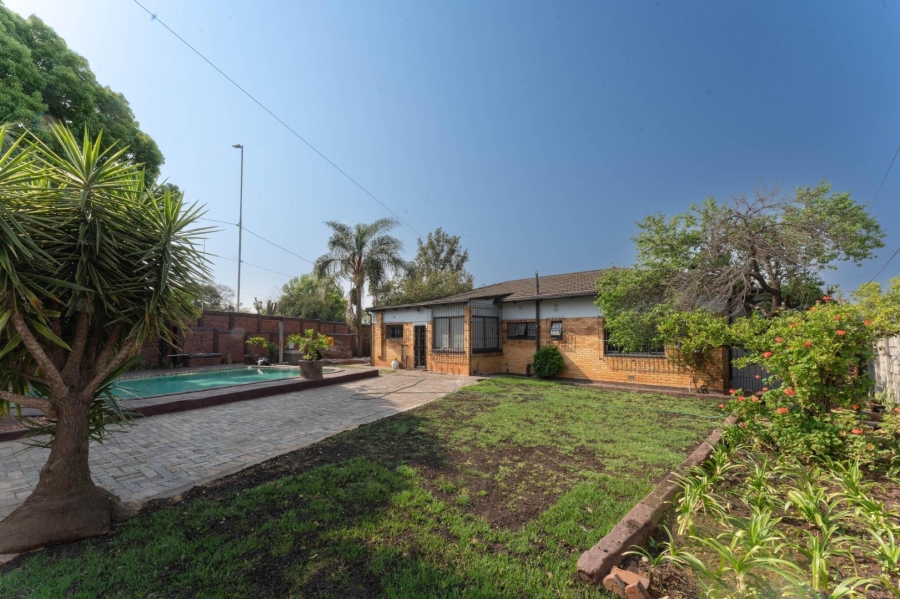 To Let 4 Bedroom Property for Rent in Florida Gauteng