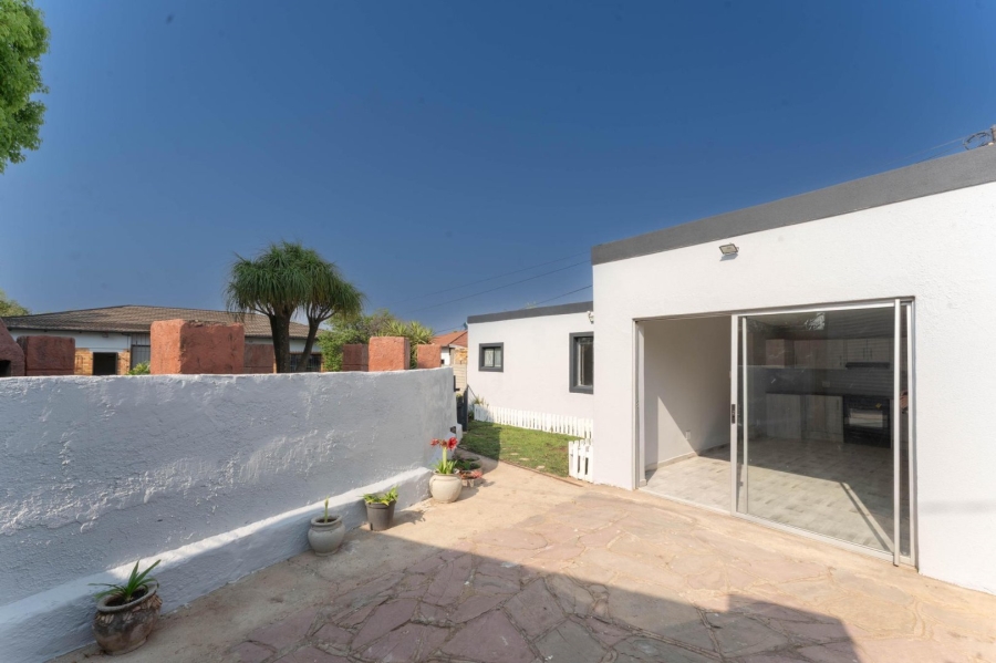 To Let 4 Bedroom Property for Rent in Florida Gauteng