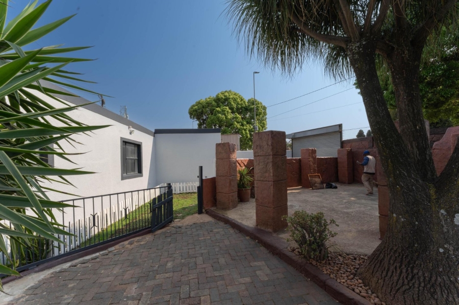 To Let 4 Bedroom Property for Rent in Florida Gauteng