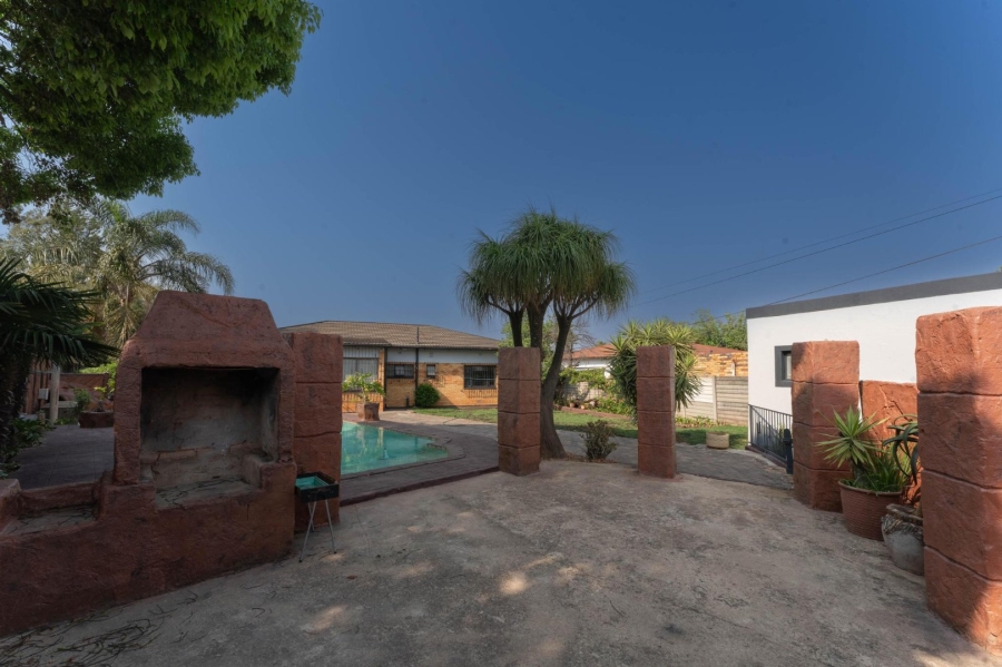 To Let 4 Bedroom Property for Rent in Florida Gauteng