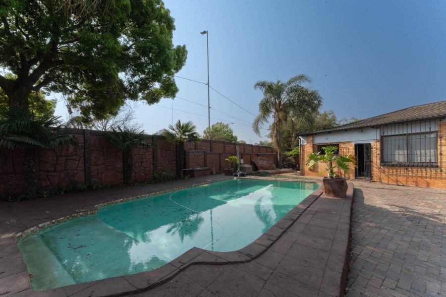 To Let 4 Bedroom Property for Rent in Florida Gauteng
