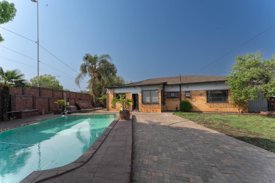 To Let 4 Bedroom Property for Rent in Florida Gauteng