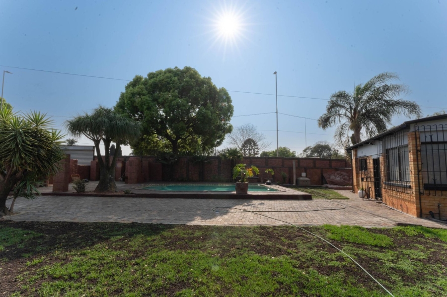 To Let 4 Bedroom Property for Rent in Florida Gauteng