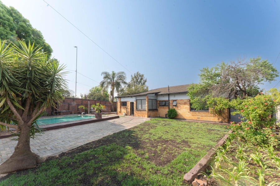 To Let 4 Bedroom Property for Rent in Florida Gauteng