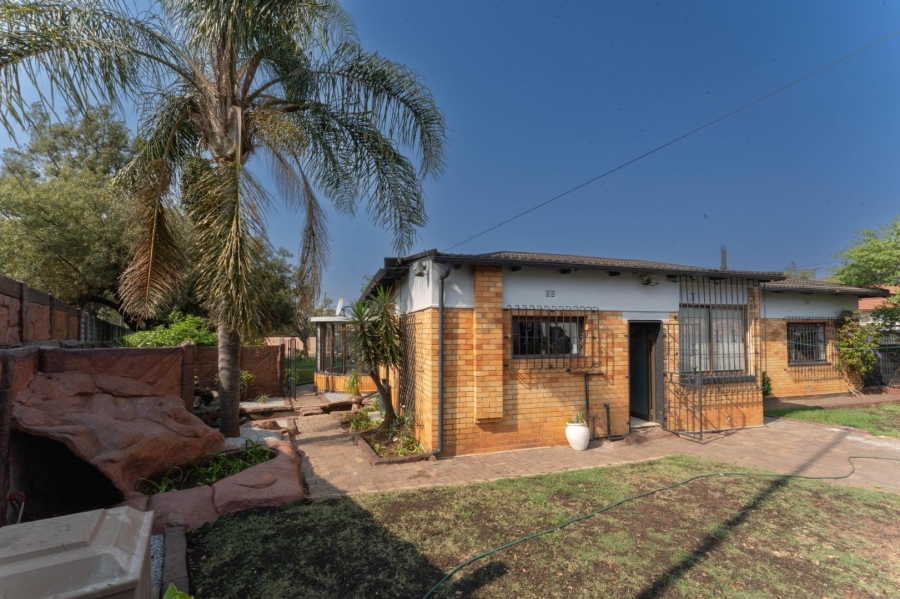 To Let 4 Bedroom Property for Rent in Florida Gauteng