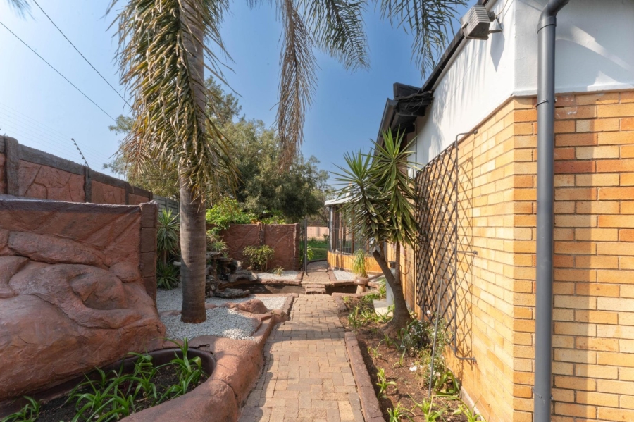 To Let 4 Bedroom Property for Rent in Florida Gauteng