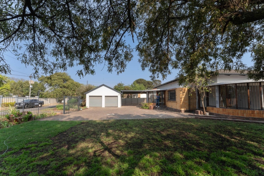 To Let 4 Bedroom Property for Rent in Florida Gauteng