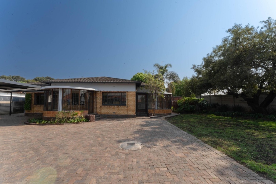To Let 4 Bedroom Property for Rent in Florida Gauteng