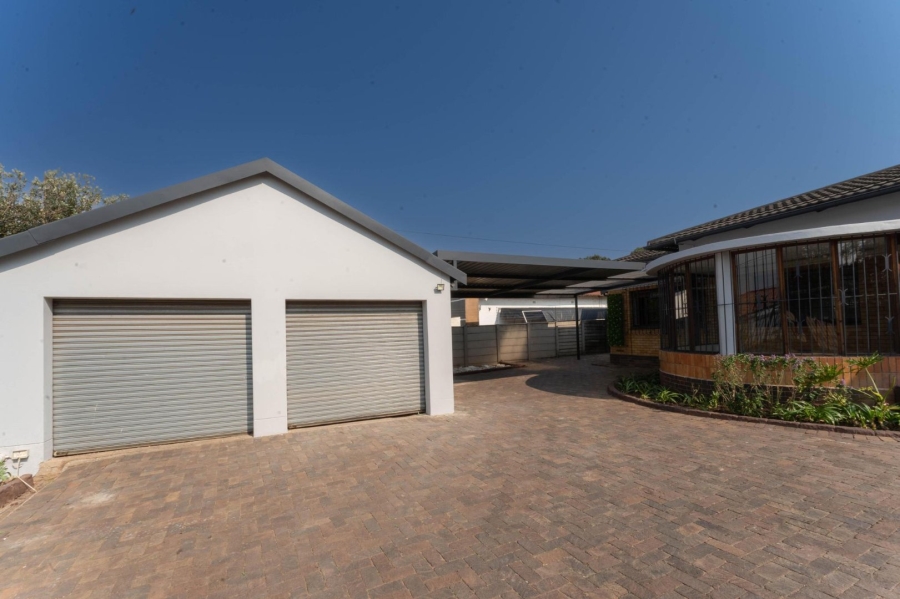 To Let 4 Bedroom Property for Rent in Florida Gauteng