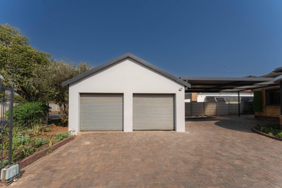 To Let 4 Bedroom Property for Rent in Florida Gauteng