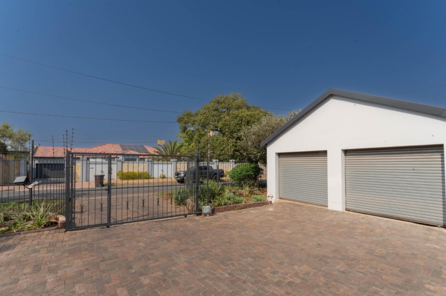 To Let 4 Bedroom Property for Rent in Florida Gauteng