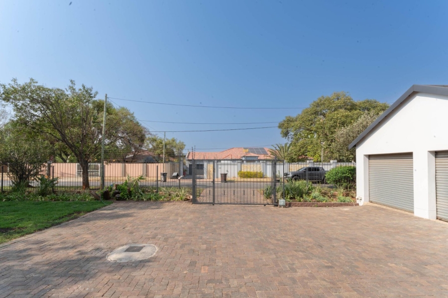To Let 4 Bedroom Property for Rent in Florida Gauteng