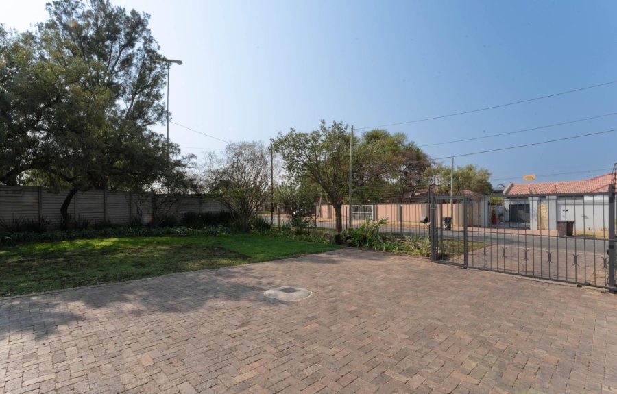 To Let 4 Bedroom Property for Rent in Florida Gauteng