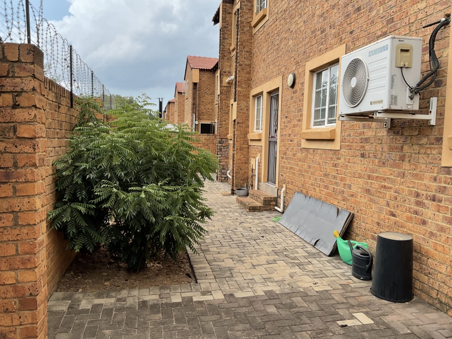 3 Bedroom Property for Sale in Monavoni Gauteng
