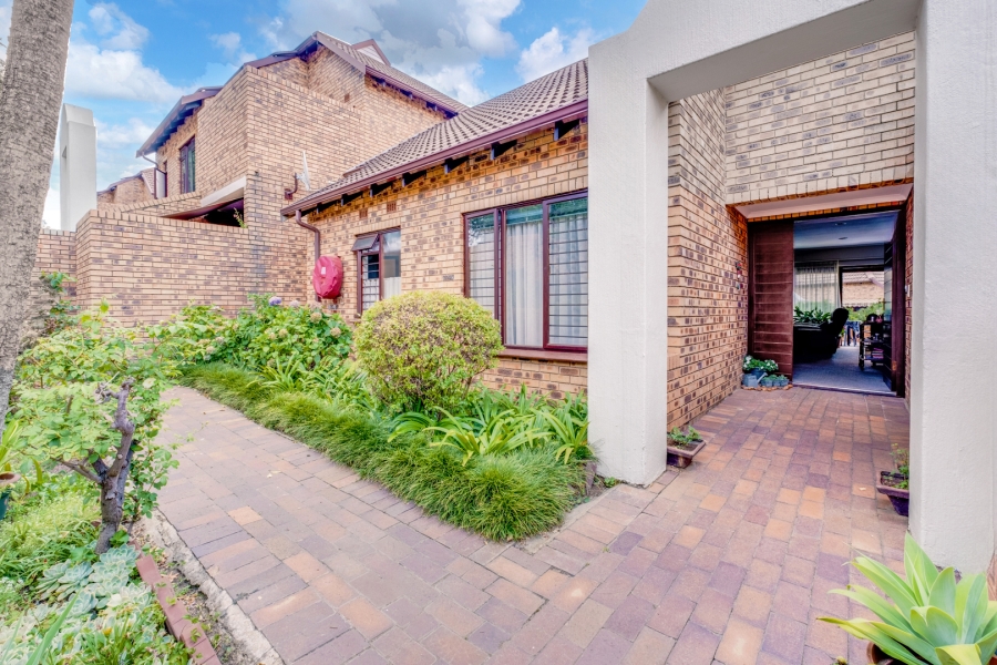 2 Bedroom Property for Sale in Lonehill Gauteng