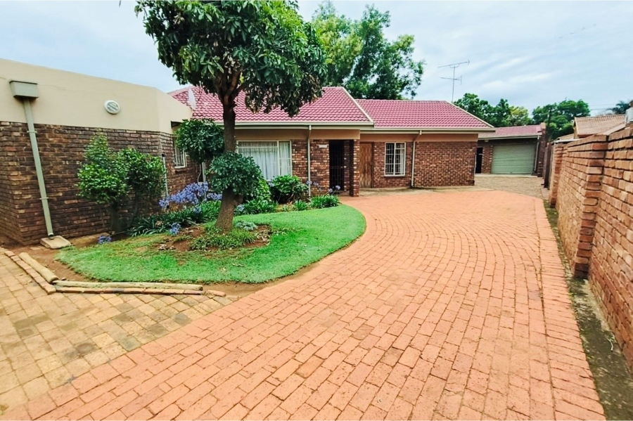 4 Bedroom Property for Sale in Elardus Park Gauteng