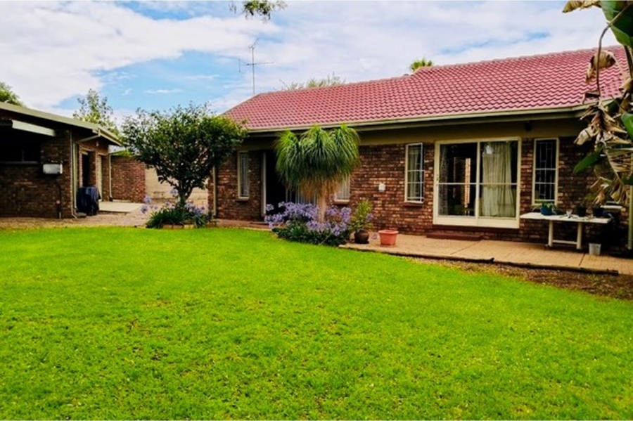 4 Bedroom Property for Sale in Elardus Park Gauteng