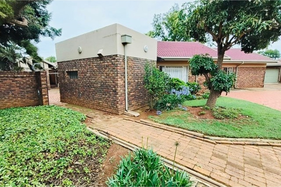 4 Bedroom Property for Sale in Elardus Park Gauteng