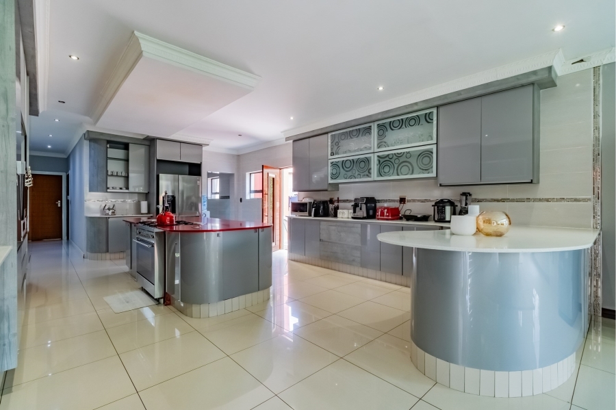 6 Bedroom Property for Sale in Monavoni Gauteng