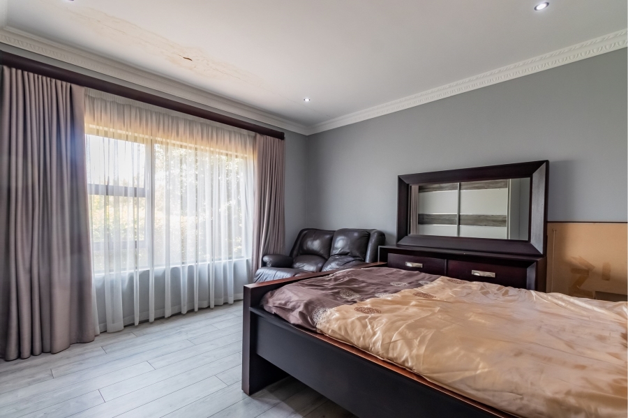 6 Bedroom Property for Sale in Monavoni Gauteng