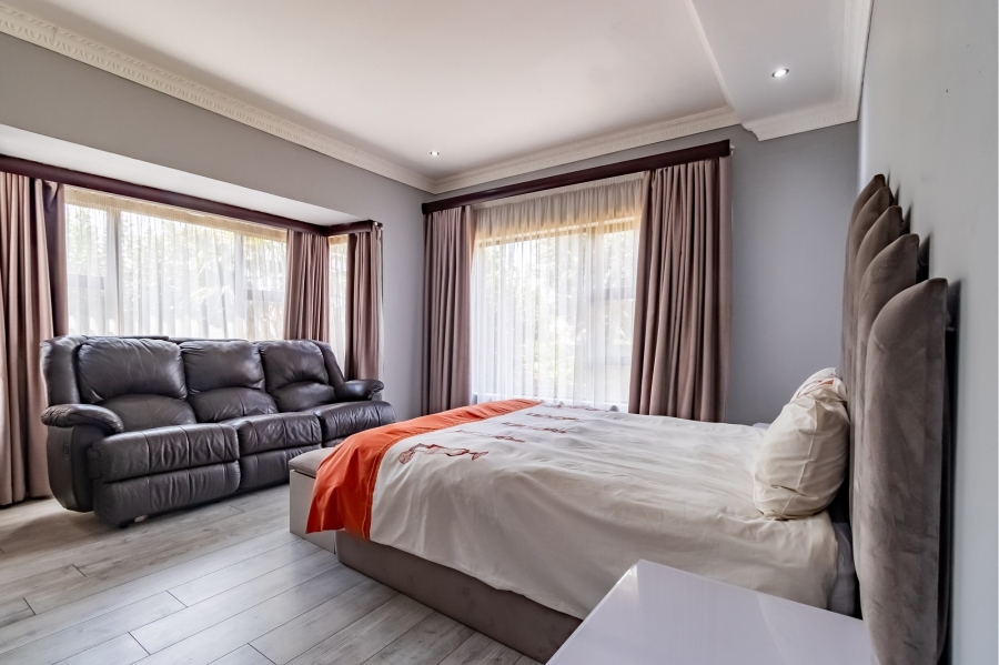 6 Bedroom Property for Sale in Monavoni Gauteng