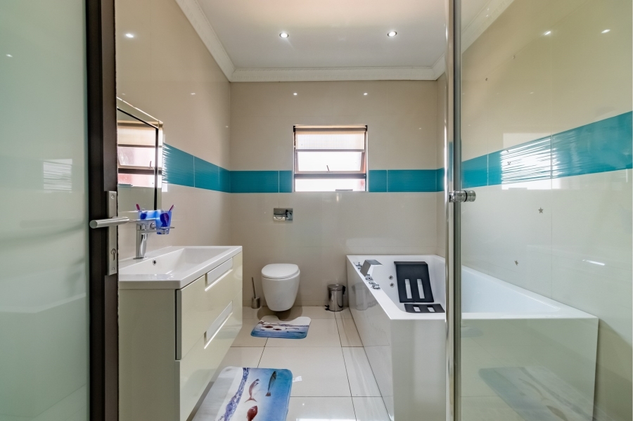 6 Bedroom Property for Sale in Monavoni Gauteng