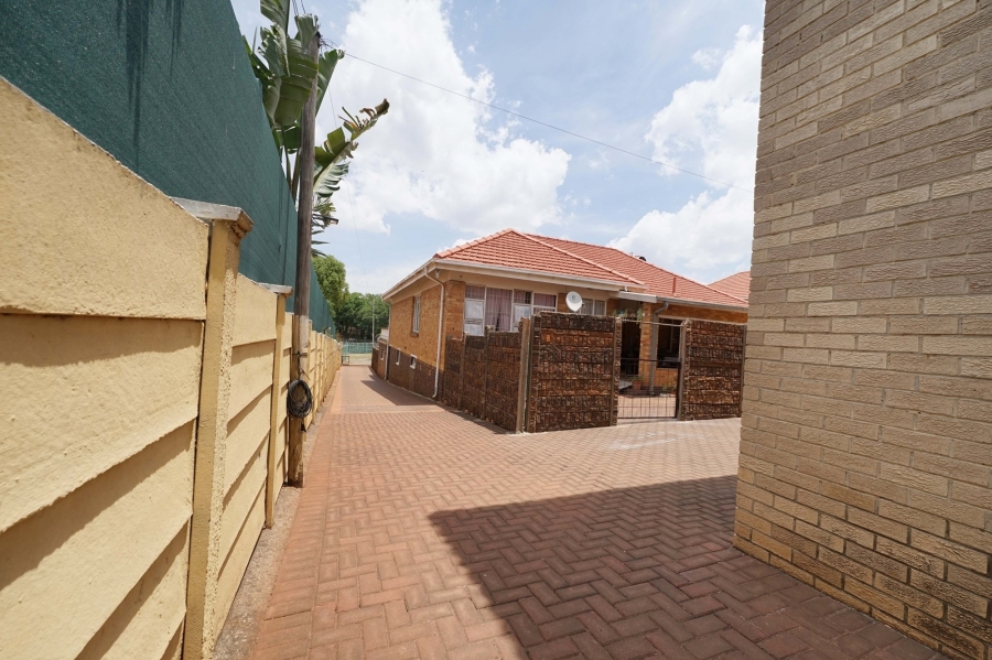 10 Bedroom Property for Sale in Cyrildene Gauteng