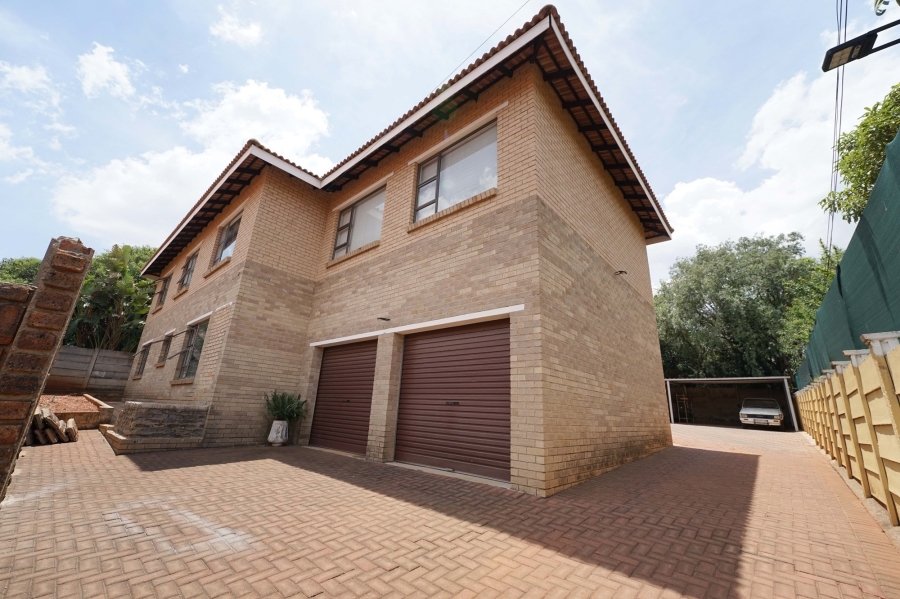 10 Bedroom Property for Sale in Cyrildene Gauteng