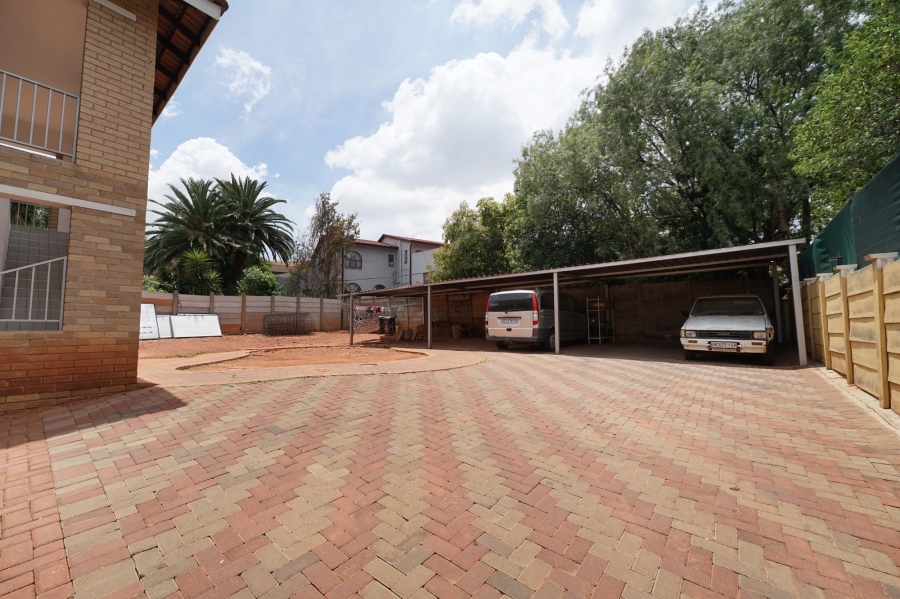 10 Bedroom Property for Sale in Cyrildene Gauteng