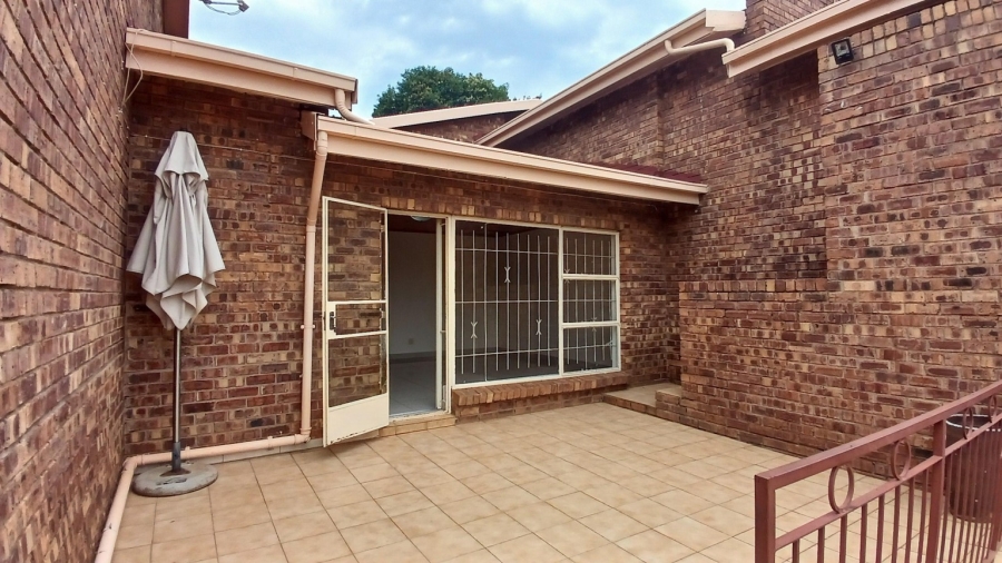 5 Bedroom Property for Sale in Glenvista Gauteng