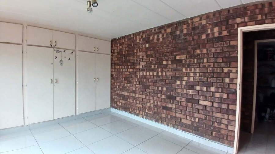 5 Bedroom Property for Sale in Glenvista Gauteng