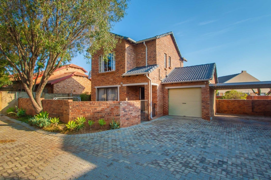 2 Bedroom Property for Sale in Wilgeheuwel Gauteng